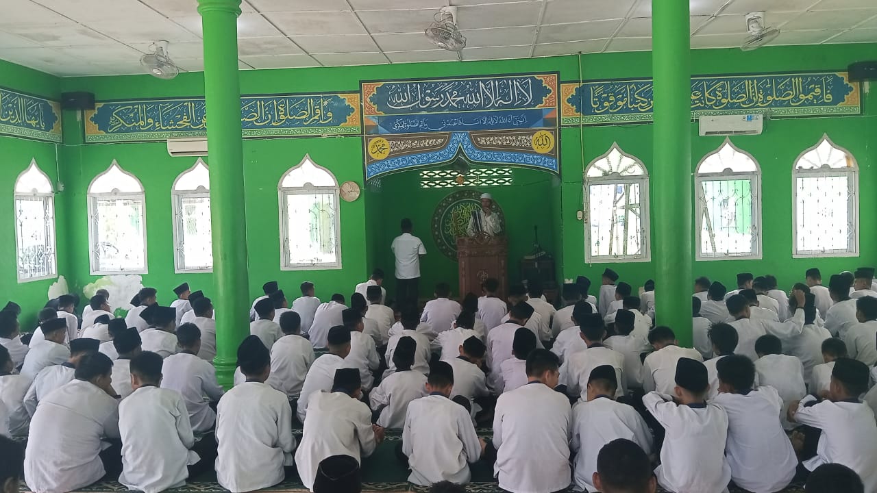 Khatib Jumat Syahrizal Aziz:  Ajak Siswa Teladani Adab dan Sunnah Rasulullah, Cinta Rasulullah Tak Cukup di Lisan
