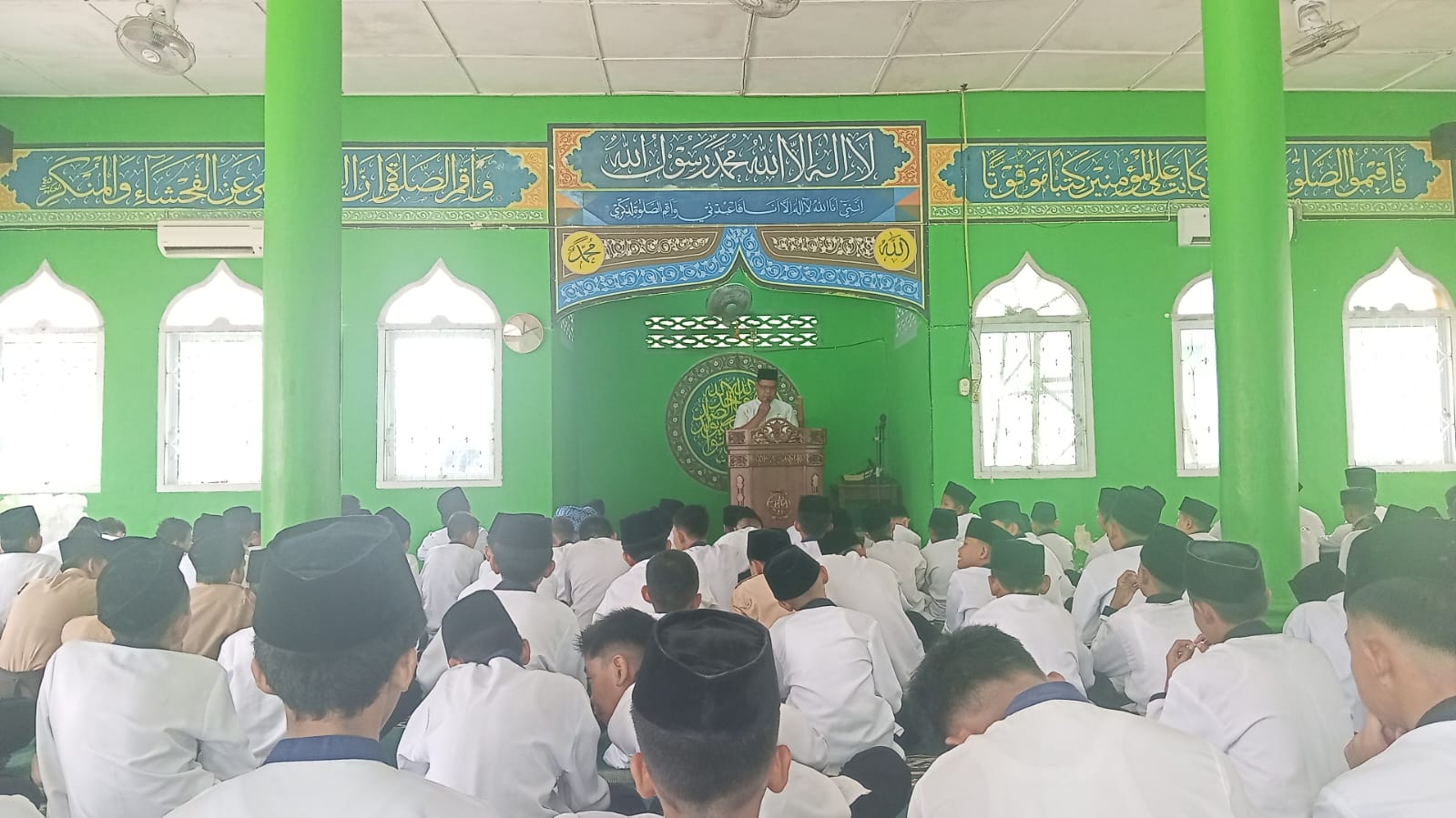Menebar Kebaikan, Menguatkan Kepedulian: Salat Jumat Berjamaah di MTs Negeri 2 Ogan Ilir