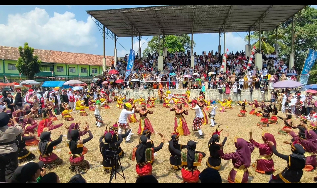 Harmoni Nusantara: Kontingen MTsN 2 Ogan Ilir Ikut Meriahkan Karnaval HUT RI ke-81