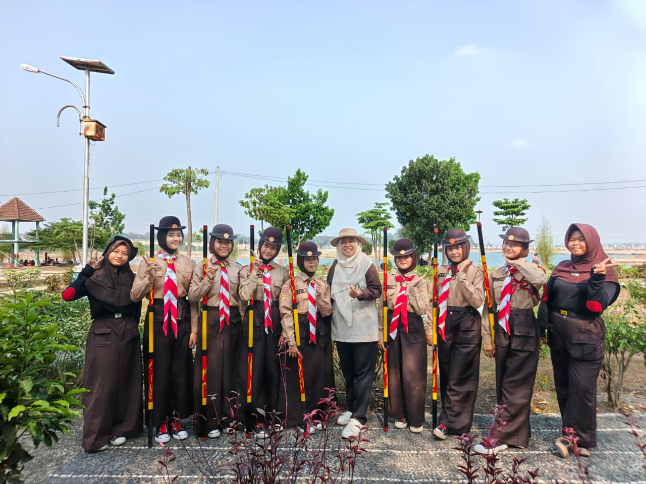 Pramuka MTsN 2 Ogan Ilir Ikuti Tri Lomba LKS Competition III di Danau Teluk Seruo