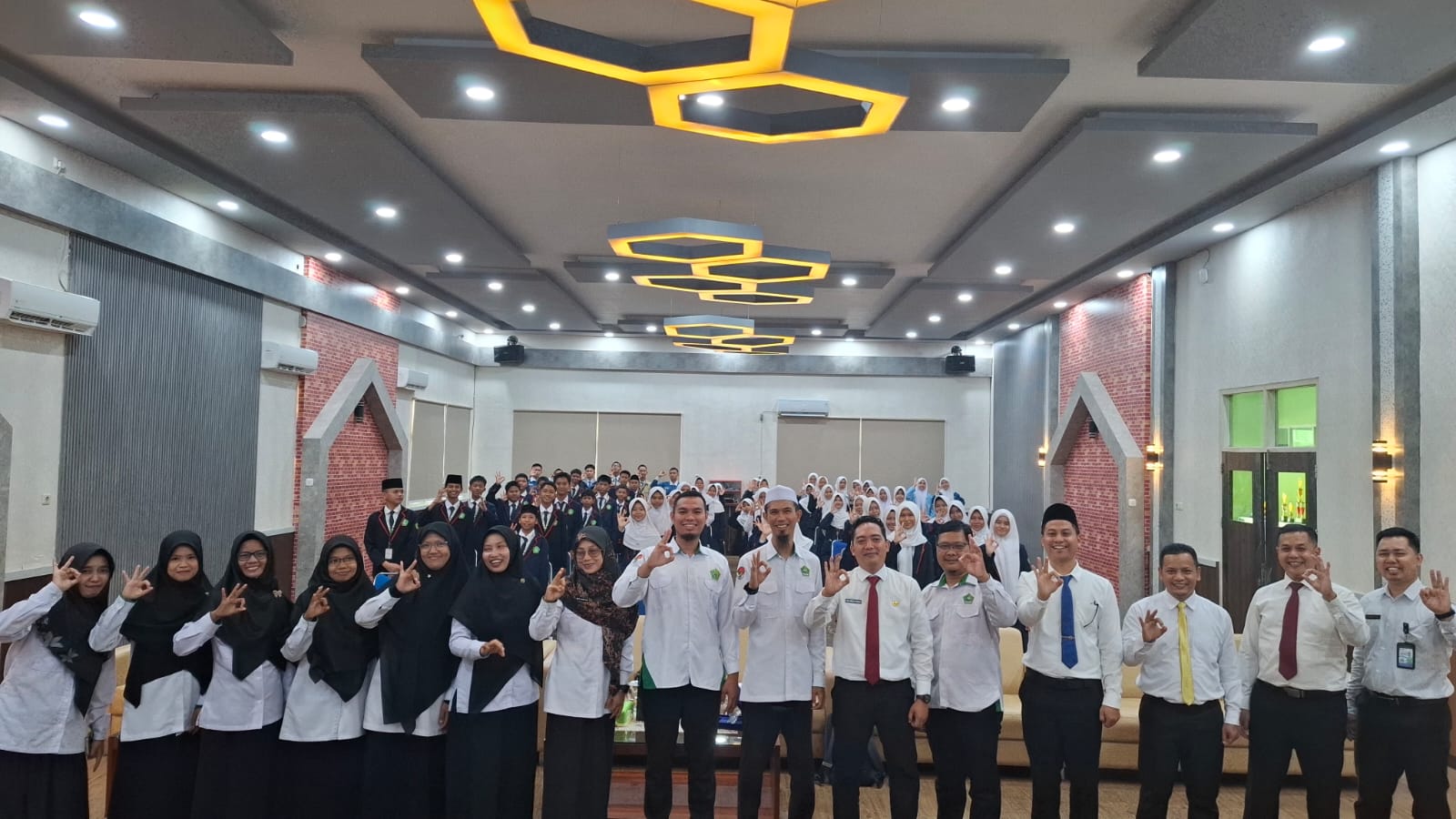 Perkuat Organisasi dan Kepemimpinan, OSIM dan Rohis MTs Negeri 2 Ogan Ilir Studi Tiru ke MAN IC OKI